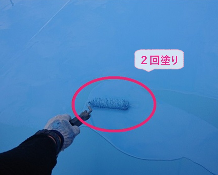 陸屋根の防水改修でウレタン防水を２回塗りしている様子