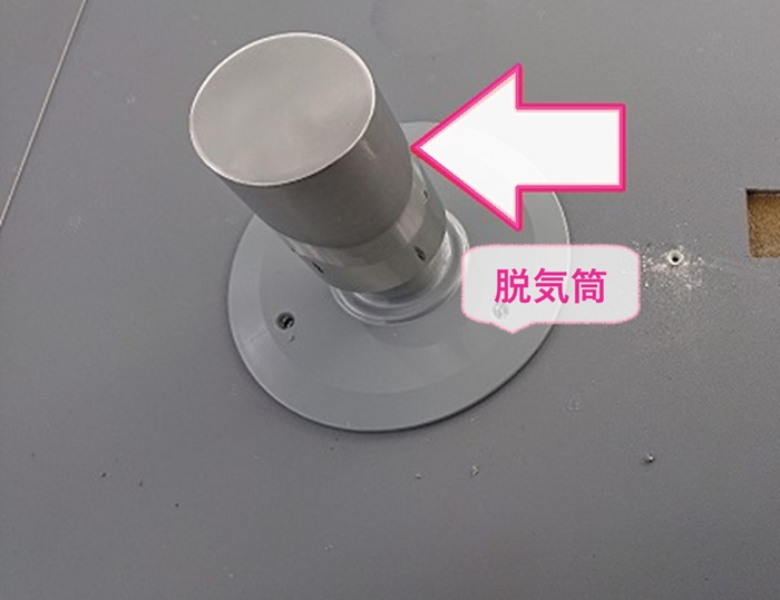 排水不良の屋上シート防水改修で脱気筒を取り付けている様子