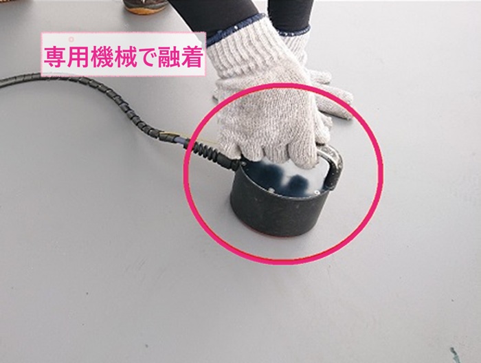 排水不良の屋上シート防水改修で専用の機械で塩ビシートを融着している様子