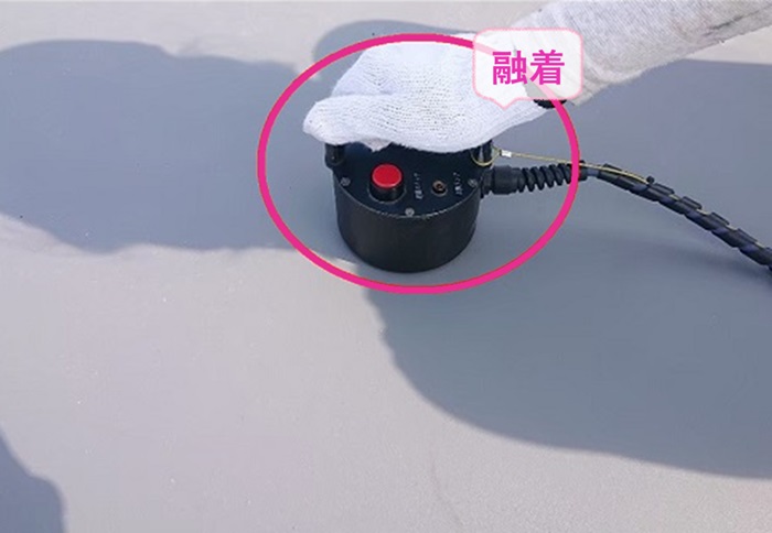 陸屋根シート防水工事で田島ビュートップとディスクを融着している様子