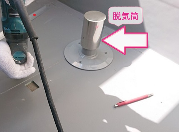 ビルの陸屋根防水の改修で脱気筒を取り付けている様子