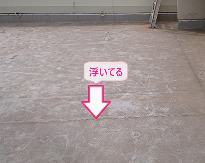 ビル陸屋根のシート防水が浮いている様子