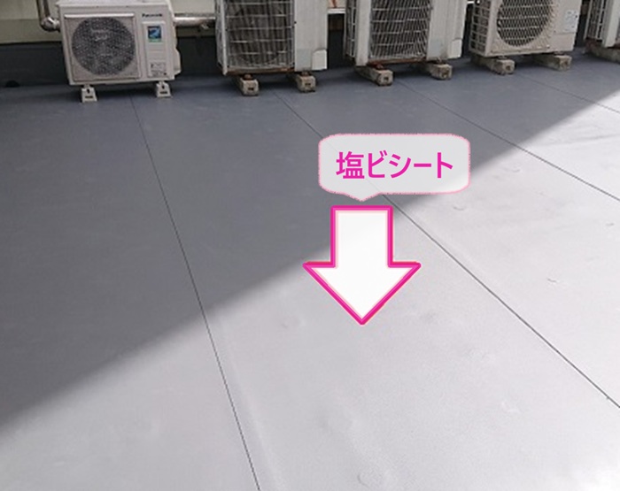 ビルの陸屋根防水の改修で塩ビシートを貼っている様子