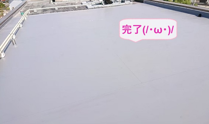 神戸市北区の陸屋根の雨漏り修理で塩ビシート防水機械固定工法が完了した現場の様子