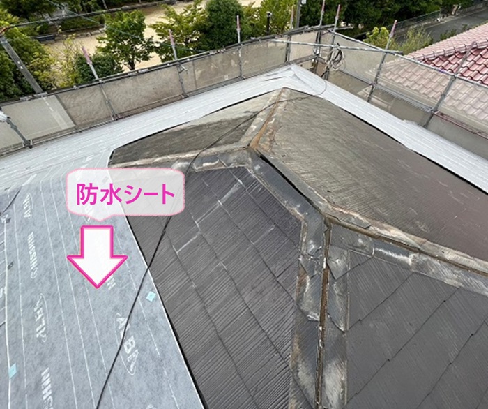 川西市の屋根重ね葺きで重要な防水シートを貼っている様子