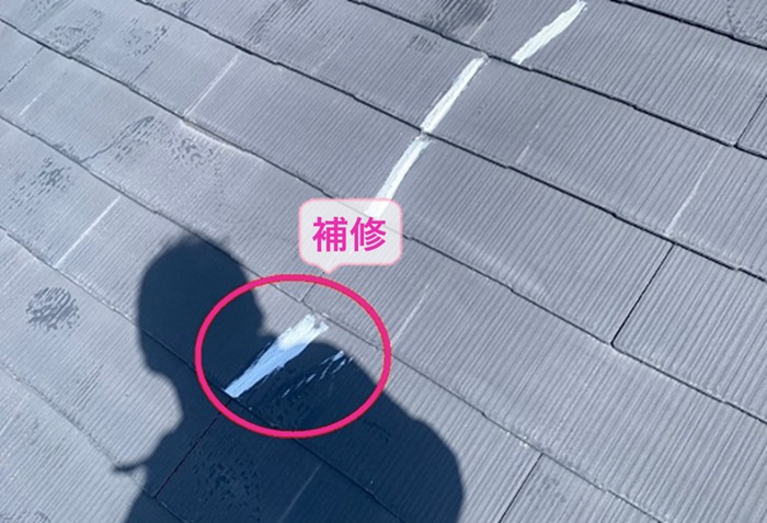 外壁リフォームで屋根塗装の前にひび割れを補修している様子