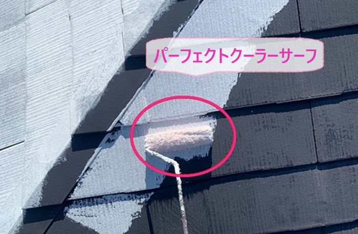 外装リフォームで下塗り材のパーフェクトサーフを塗っている様子