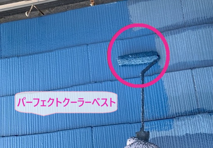 外壁リフォームで日本ペイントのパーフェクトクーラーベストを塗っている様子