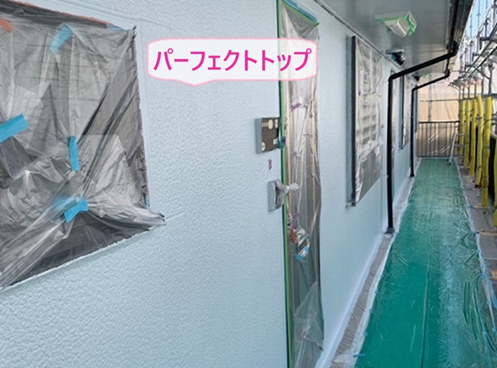 集合住居の外壁リフォームでパーフェクトトップを塗っている様子