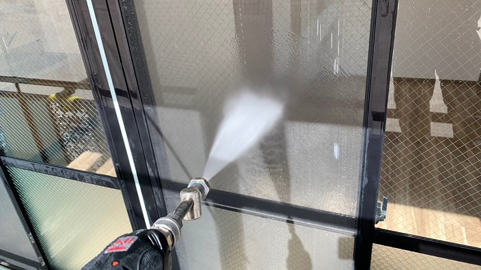 窓ガラスを高圧洗浄