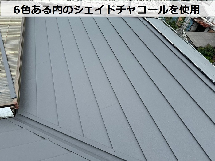 加東市で雨漏りしている瓦屋根の改修工事として金属屋根へ葺き替え現場でシェイドチャコール色使用