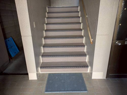 長尺シートを貼った階段