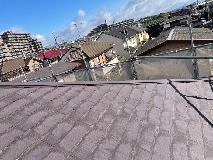 神戸市灘区で天窓付きのコロニアル屋根へ重ね葺き工事する前の様子