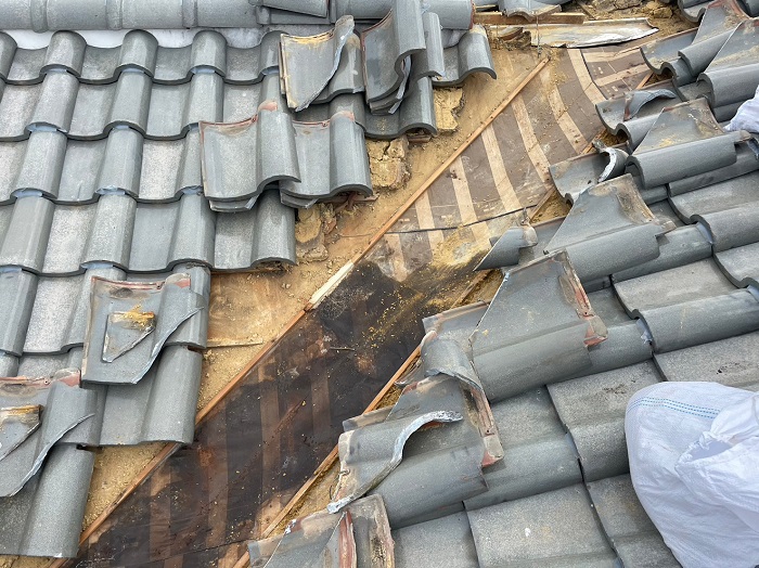 神戸市垂水区で雨漏りしている瓦屋根の谷板入れ替えを行う前の様子
