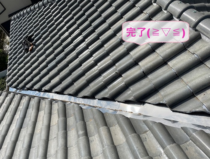 神戸市垂水区の陶器瓦屋根の劣化補修で板金交換して雨漏り修理が完了した現場の様子
