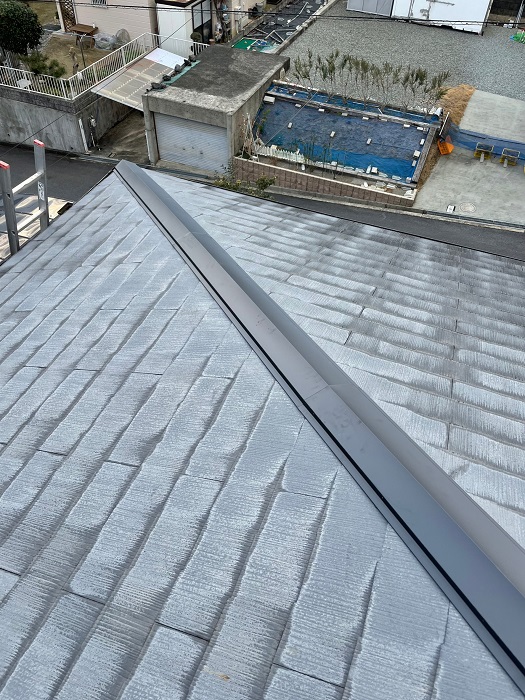 棟板金を交換した様子