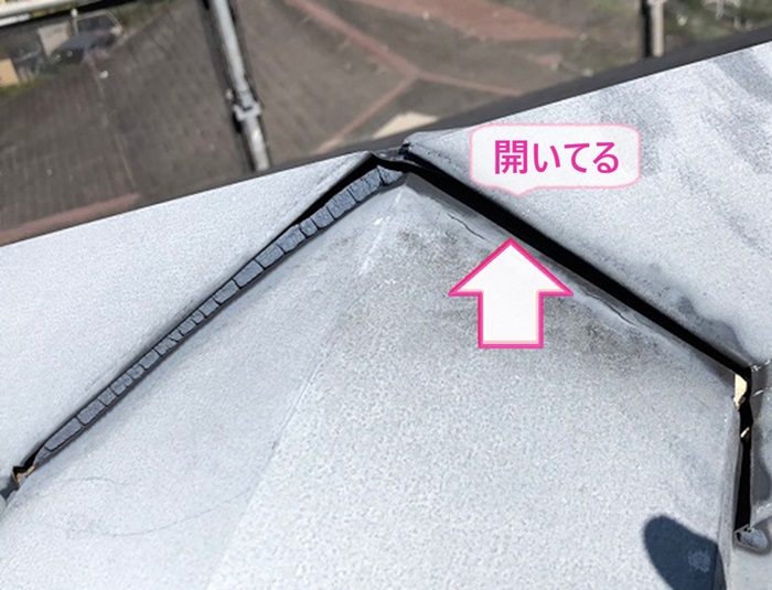 スレート屋根の既存の棟包みのジョイントのシーリングが劣化して開いてきてる様子