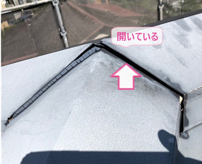 雨漏り対策するスレート屋根の棟板金が劣化して開いている様子