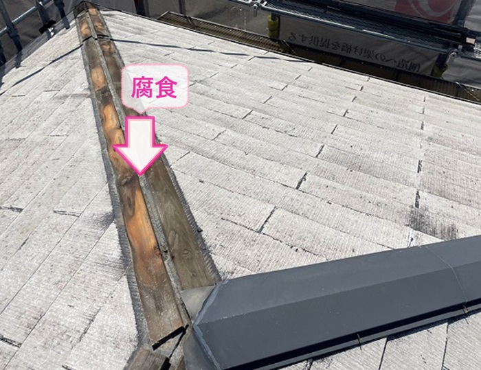 伊丹市の3階建てスレート屋根の棟板金が飛散して下地木材が腐食している様子
