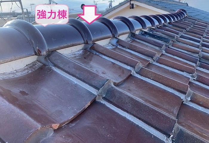 瓦屋根の部分修理で新しく強力棟を取り付けている様子