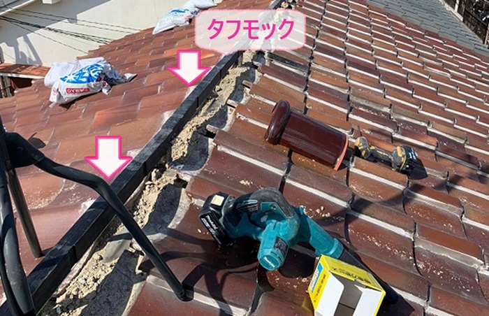 瓦屋根の部分修理で棟瓦の下地材となるタフモックを取り付けている様子