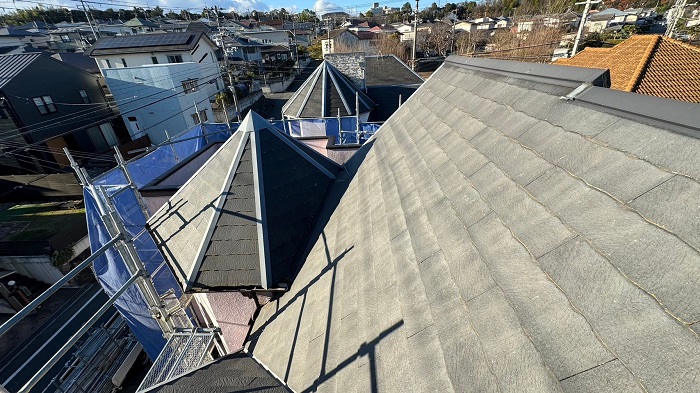 三木市　急勾配で多面な平型スレート屋根へカバー工事する前の様子