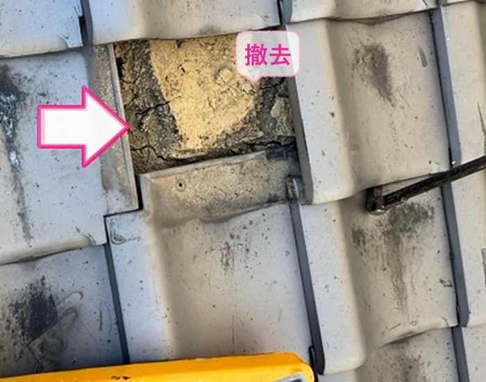 瓦屋根の部分補修で割れた瓦を撤去している様子
