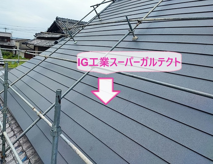 古民家屋根の金属カバー改修でIG工業スーパーガルテクトを葺いている様子