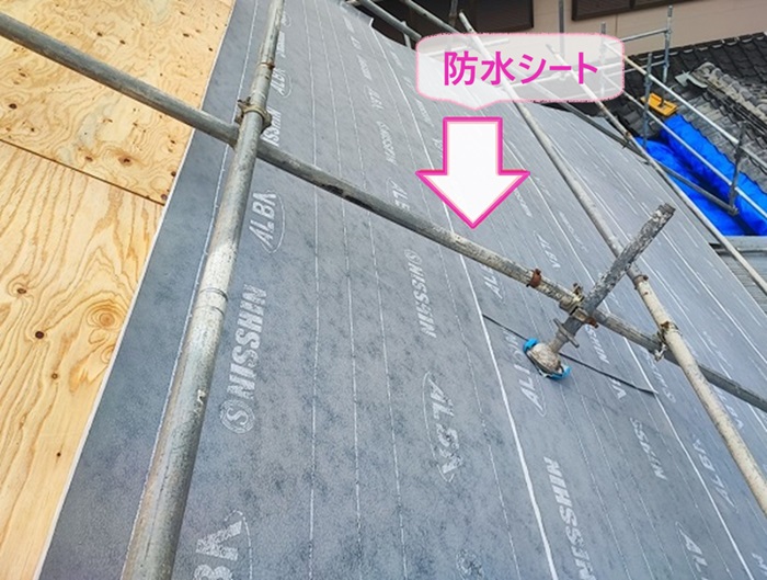 古民家屋根の金属カバー改修で防水シートを貼っている様子