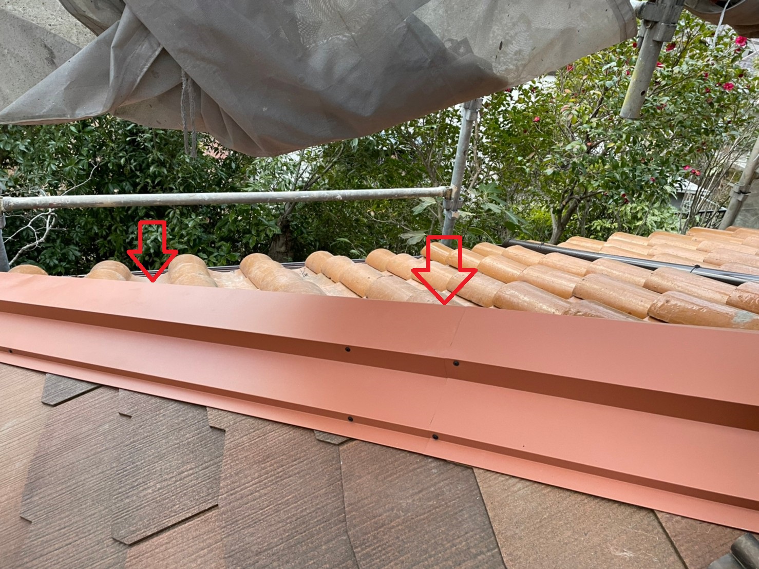 カラーベスト屋根と洋瓦の取り合い部分に取り付けた棟