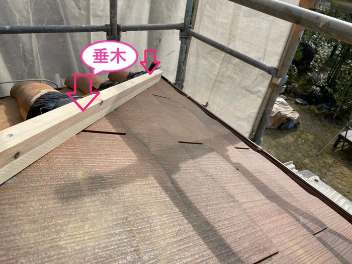 神戸市北区の屋根貼り替え工事でグラッサシリーズと瓦屋根の取り合いに新たに垂木を取り付けている様子