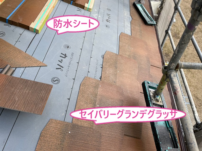 神戸市北区の屋根貼り替え工事で防水シートを貼ってセイバリーグランデグラッサを釘で固定している様子