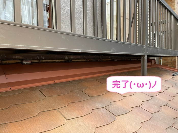 神戸市北区で雨漏りしているベランダ下の陶器瓦をグラッサシリーズへの貼り替え工事が完了した様子