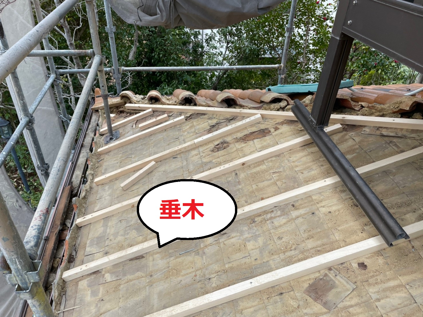 雨漏り修繕の屋根部分葺き替えで垂木取り付け