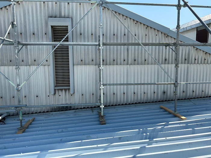 雨漏りしている工場の外壁