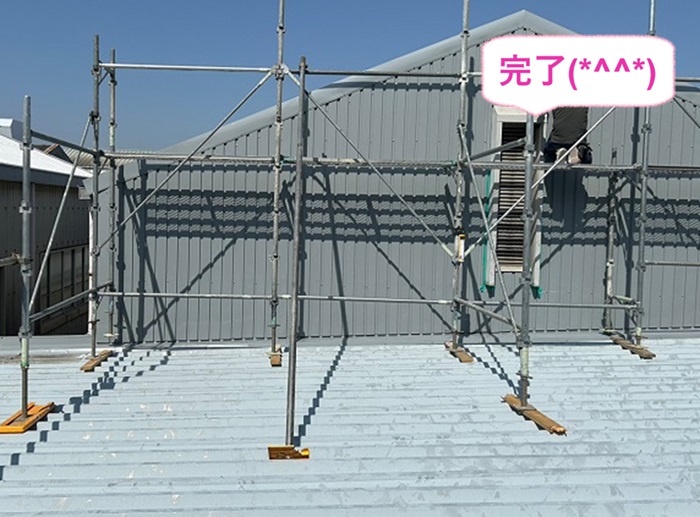 神戸市西区で金属サイディングの角波を外壁の小波スレートへの重ね貼りが完了した現場の様子