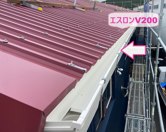 工場の樋リフォームで新しい雨樋のエスロンV200を取り付けている様子