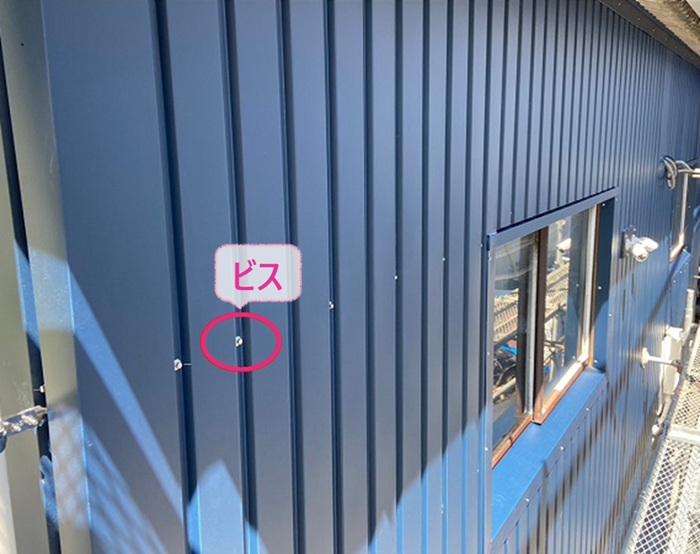 工場の外壁リフォームで金属サイディングをビスで固定している様子