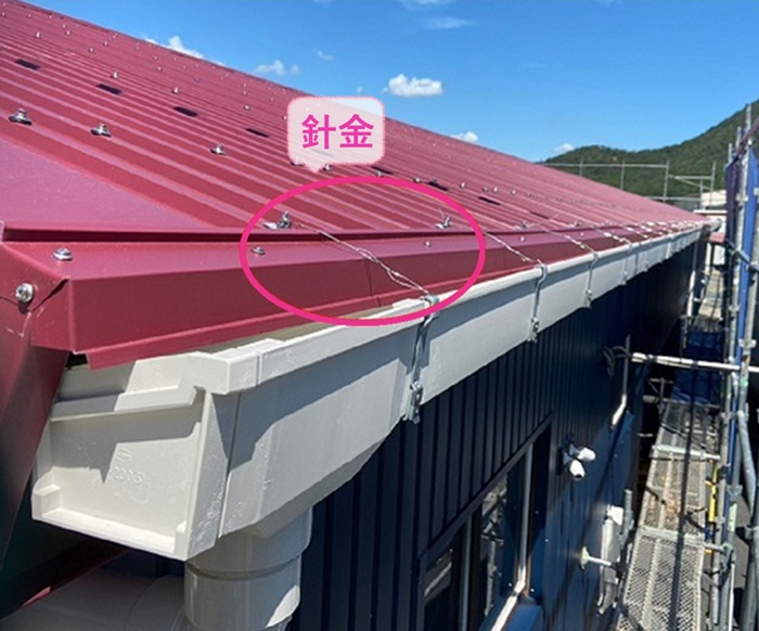 工場の樋リフォームでズレ防止の針金を取り付けている様子