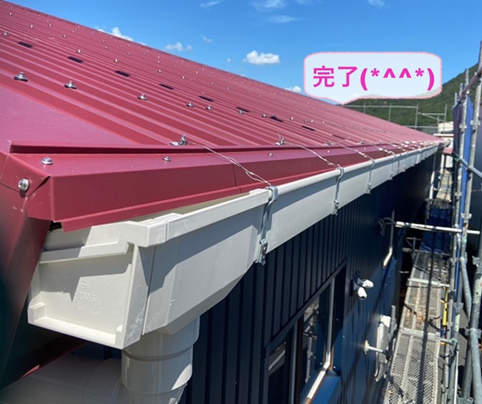 西脇市の工場で大型エスロンV200を用いた樋リフォームが完了した現場の様子