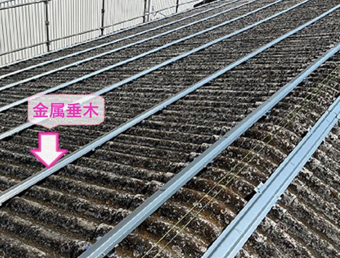 工場屋根の重ね葺きで下地材を取り付けた上に金属垂木を取り付けている様子