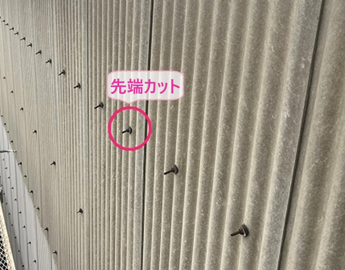 工場の外壁リフォームで既存のフックボルトの先端を切断している様子