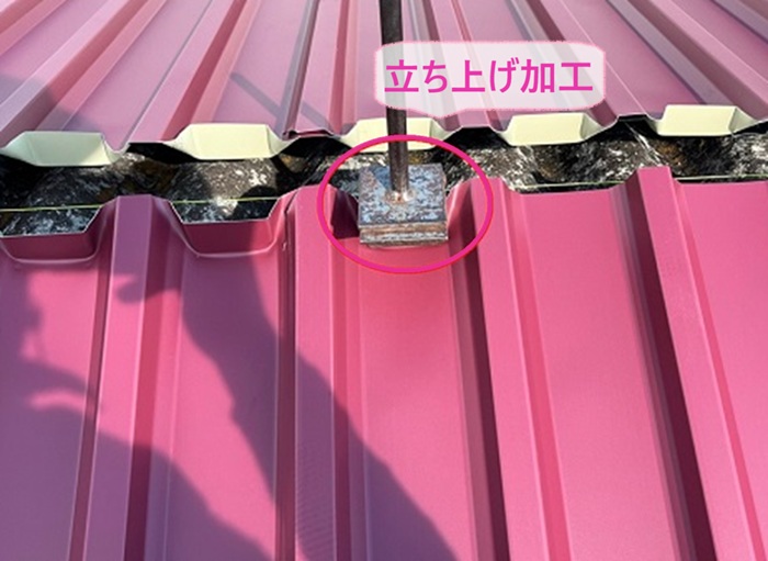 工場屋根の重ね葺きで水上部分は専用工具で立ち上げ加工をしている様子