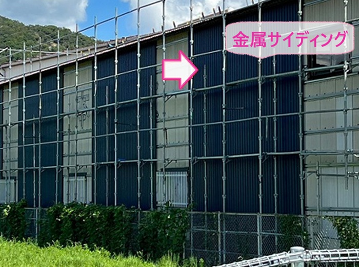 工場の外壁リフォームで金属サイディングを施工している様子