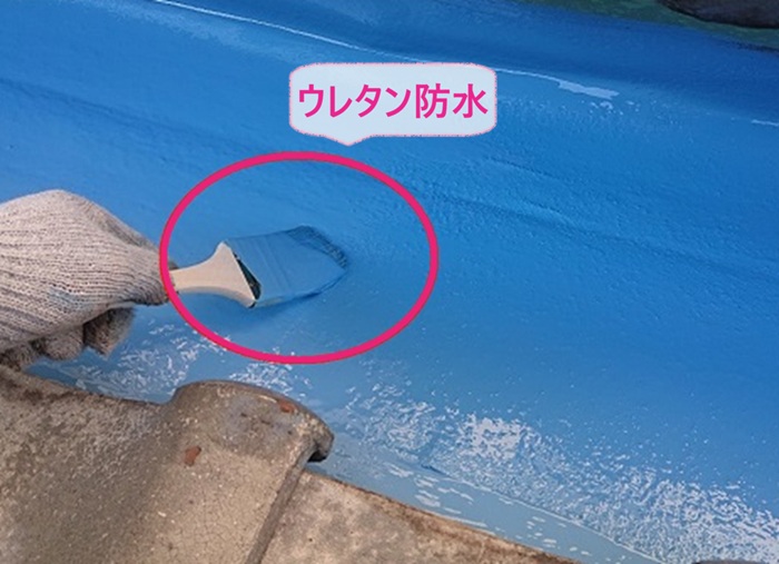 屋根谷部の劣化対策でウレタン防水を塗っている様子