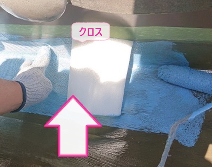 屋根谷部の劣化対策で谷樋の入隅部分にクロスを貼っている様子