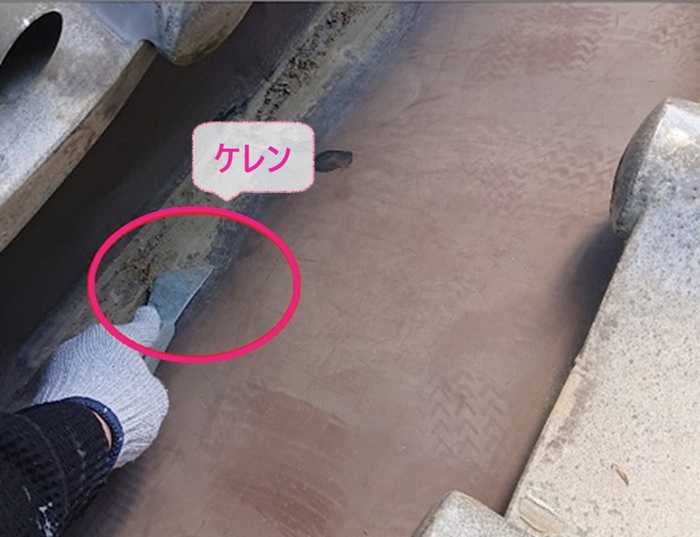 屋根谷部の劣化対策で谷樋表面をケレンしている様子
