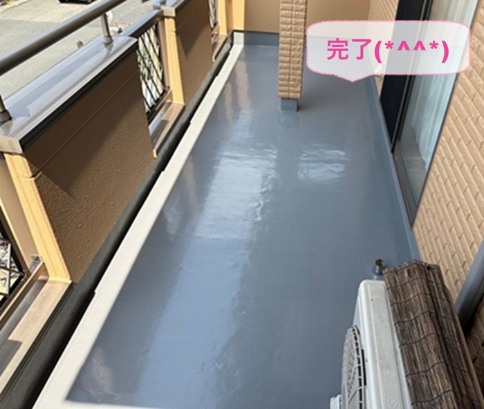姫路市で亀裂の多いバルコニー床へ通気式塗膜防水が完了した現場の様子