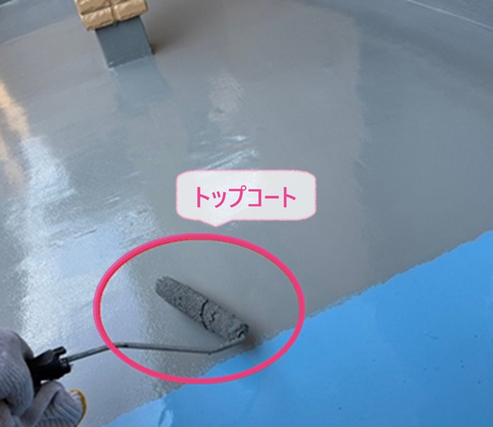 バルコニー床への通気式塗膜防水でトップコートを塗っている様子