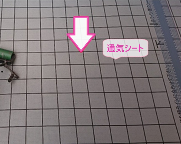 亀裂の多いバルコニー床への通気式塗膜防水で通気シートを貼っている様子